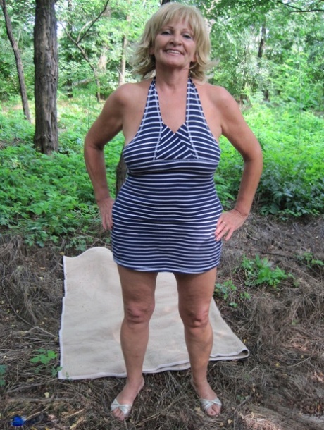 A loira madura Sally G faz sexo POV num cobertor na floresta