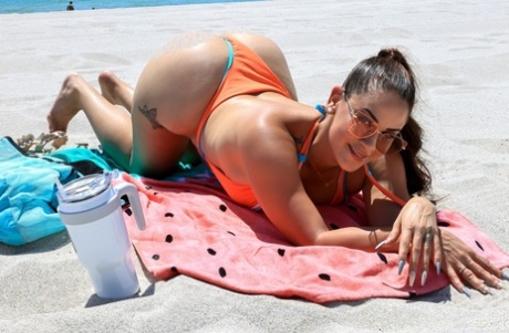 Latina MILF Miss Raquel mostra o seu cu suculento antes de uma foda interracial