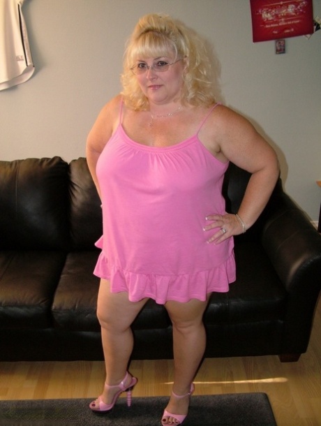 Белокурая толстушка Taffy Spanx освобождает свои большие сиськи и лысую пизду от розового платья