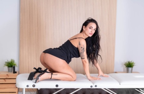 Sexy Claudia Bavel nyter en massasje med en happy ending