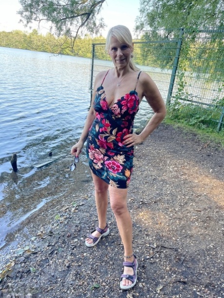 金髪の女性スウィート・スシが湖畔の冒険で体を露出