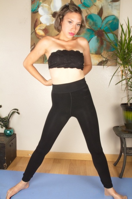 Latina-teen Amber Faye fingrer og spreder sin busk på en yogamåtte