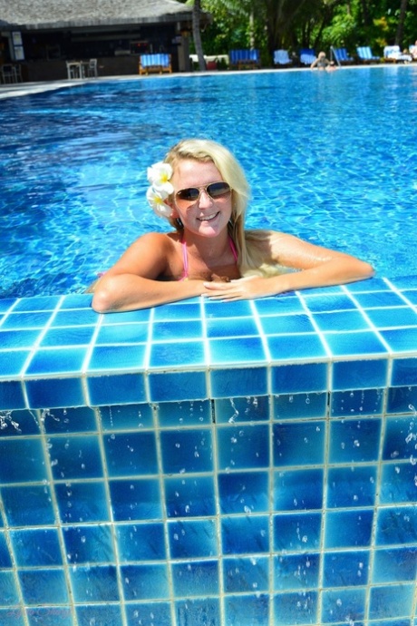 Blonde UK chick Lycia Sharyl verliest haar geweldige tieten uit een bikini in een resort