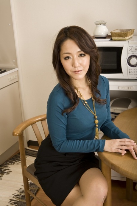 日本女士加藤直在厨房餐桌上脱去寿衣