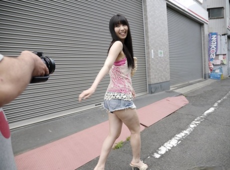 A bonita rapariga japonesa Miku Oguri recebe uma creampie durante o sexo