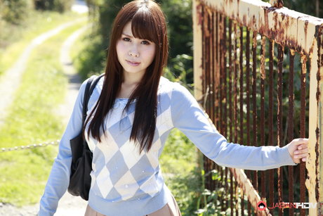 Rudowłosa Japonka Eri Makino uprawia seks na tle zardzewiałej bramy