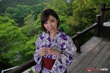 日本女孩羽川琉奈（Runa Hagawa）在进行 POV 口交前松开和服