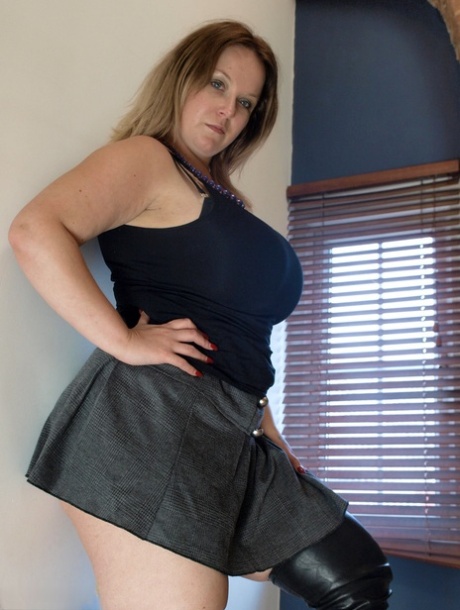 British BBW Sindy Bust exposes herself while wearing long boots