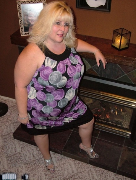 Overweight blonde Taffy Spanx shows her tight pussy after going nude in heels