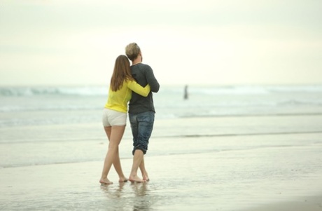 Hrdličky Ryan Madison & Brooklyn Chase mají drsný sex po dni stráveném na pláži