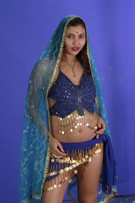 インドの美女ヴィシュナ、官能的なランジェリーのモデルとして裸足に