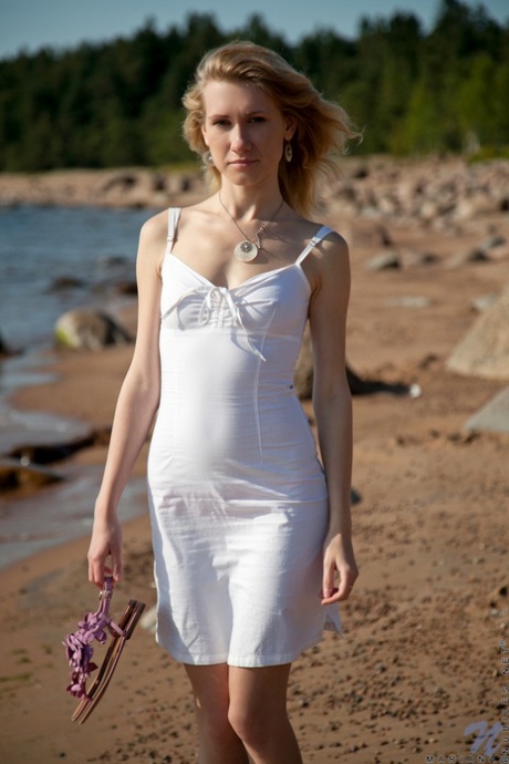 Unge blonde Mariana oppfyller seksuell fantasi ved å knulle på stranden