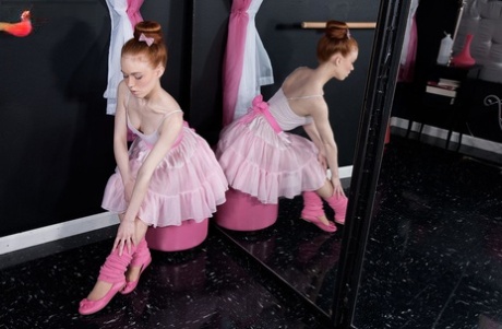 Рыжеволосая балерина Долли Литтл разделась до розовых трусов и тапочек