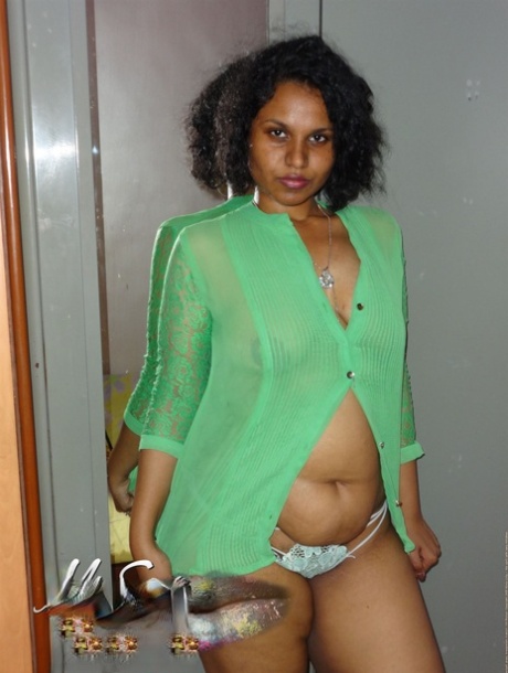 Mollige indische Frau Lily Singh befreit ihre großen natürlichen Titten von ihrem Shirt