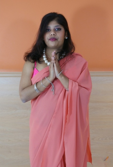La donna indiana in sovrappeso Rupali Bhabhi si tocca le tette mentre si spoglia