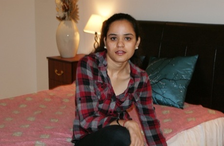Den indiska collegetjejen Jasmine tar av sig skjortan för soloposer i bh och jeans