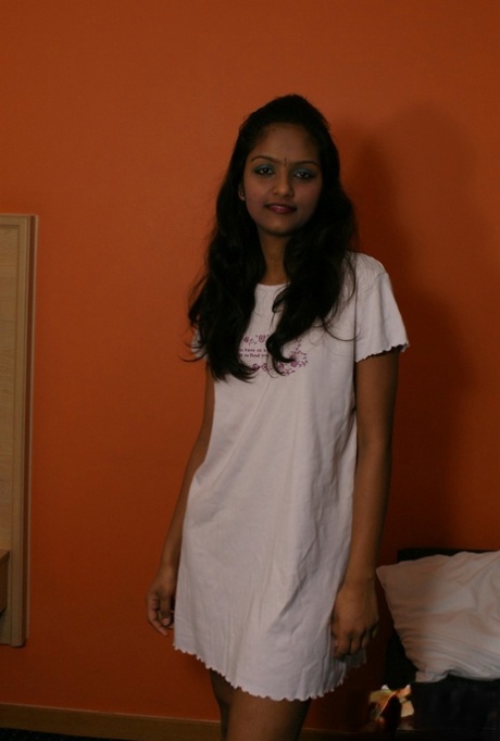 Den indiske kvinde Divya løfter op i en hvid kjole for at blotte sin vagina