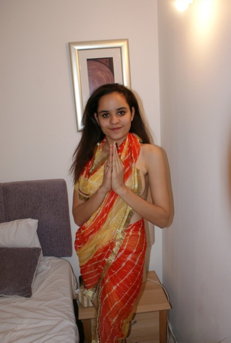 Ragazza indiana sola libera le sue tette naturali dai vestiti su un letto
