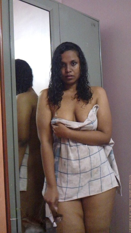 Indischer Plumper Lily Singh zeigt ihren nackten Arsch und natürliche Titten vor einem Spiegel