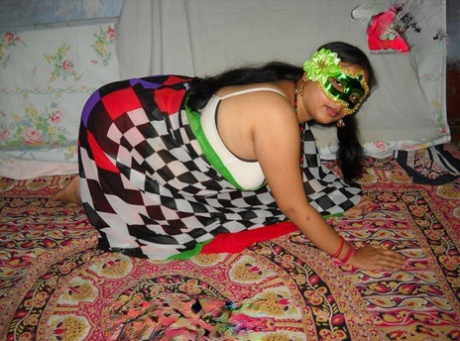 La donna indiana sovrappeso Velamma Bhabhi mostra le tette e la figa con una maschera