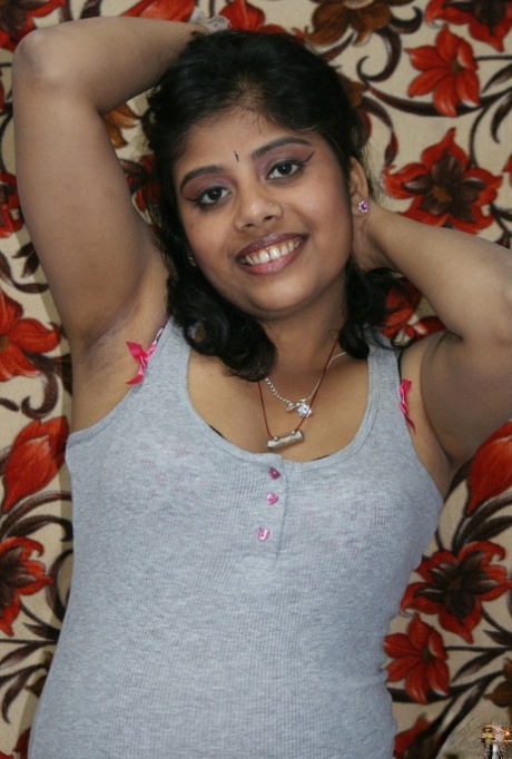Chubby Indian amateur Gujarato Bimbo gets totally naked during solo action
