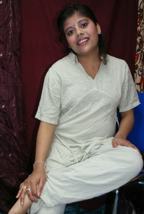 Indiase eerste timer Rupali Bhabhi grijpt naar haar blote kont na het naakt worden