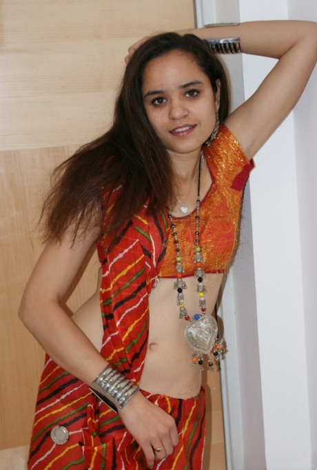 Den indiske prinsesse Jasime tager sit traditionelle tøj af og poserer nøgen