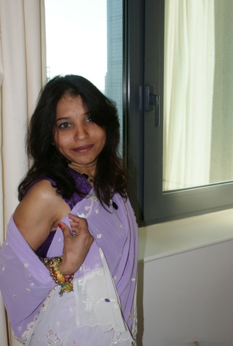 A indiana Kavya solitária liberta os seus seios naturais na sua cama
