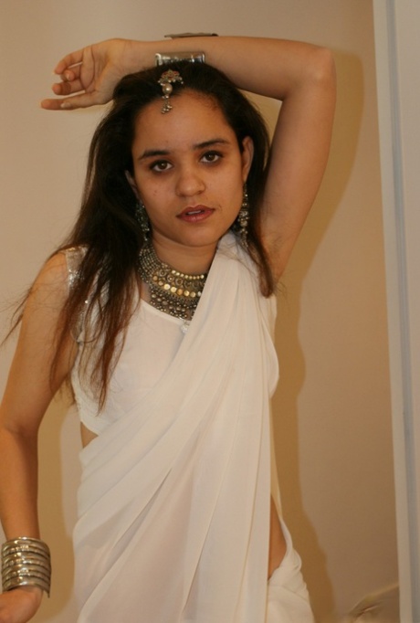 Den unga indiska sötnosen Juicy Jasmine visar sina små bröst i trosor