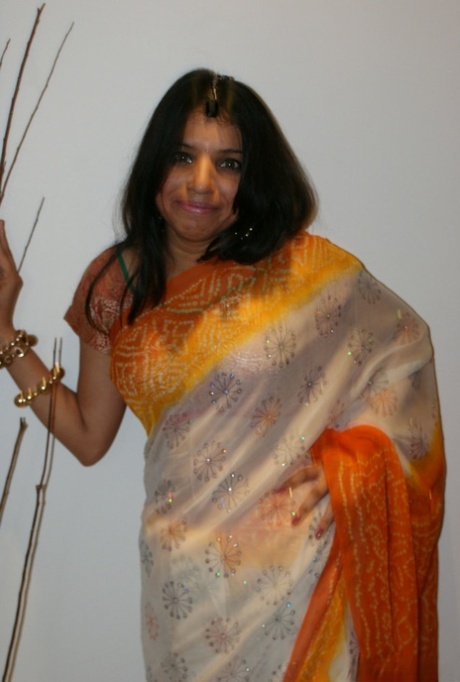 Indická amatérka Kavya si po úplném svlečení zakrývá prsa