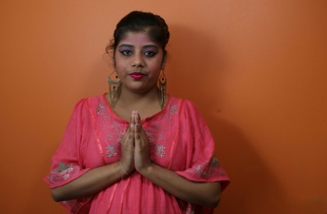 Molliges indisches Küken Rupali Bhabhi wird während einer Solo-Aktion völlig nackt