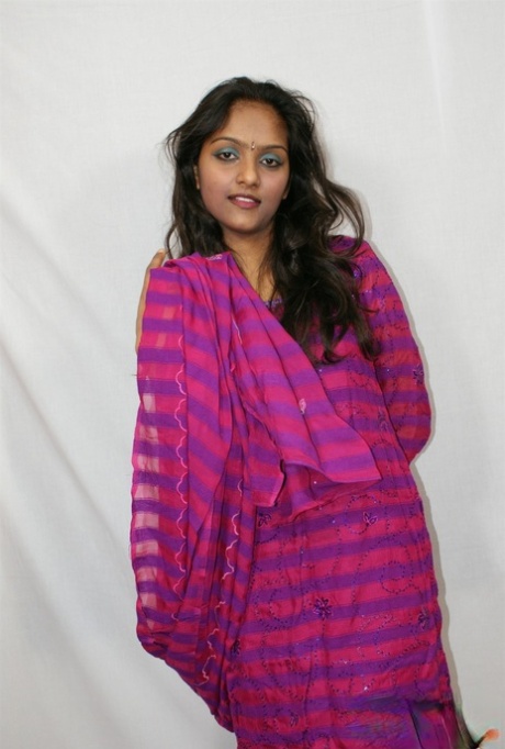 La sexy indiana Divya mentre si spoglia del suo abito tradizionale