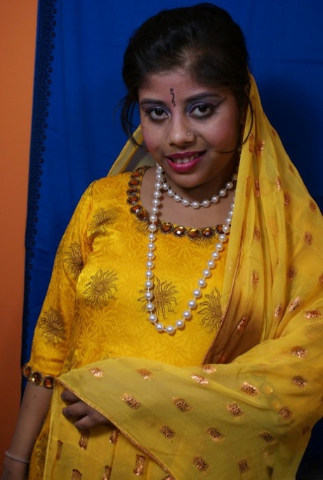 Indisches Solomädchen Rupali Bhabhi wirft traditionelle Kleidung ab, um nackt zu sein