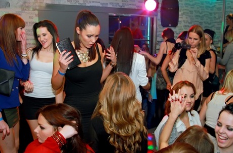 Party-Girls saugen die männlichen Stripper ab, nachdem sie sich im Club ausgetobt haben
