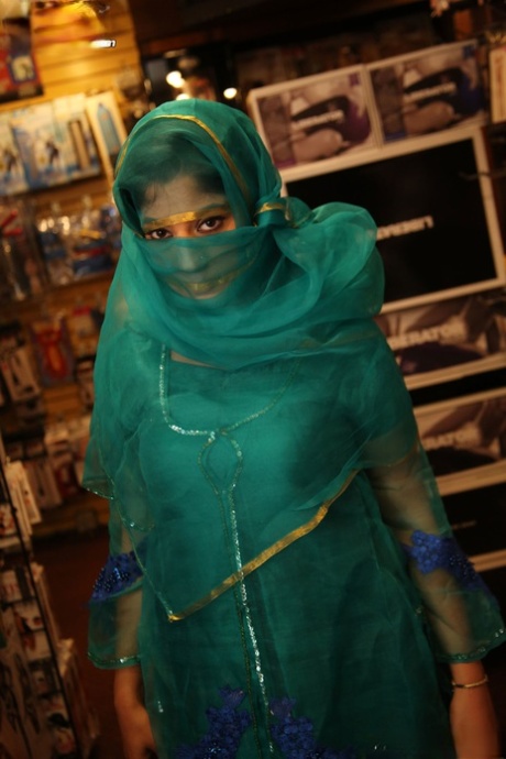 Hinduska kobieta Nadia Ali ssie dużego czarnego kutasa przez dziurę chwały
