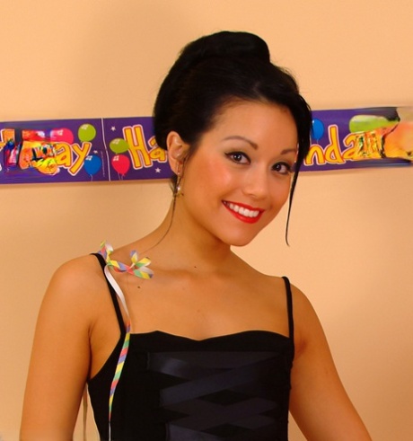 Azjatycka modelka pinup Petra Lily So trzyma balony, eksponując swoje małe cycki
