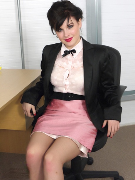 Sexy sekretářka Jocelyn-Kay se svléká do opálených punčoch pro pinup kalendář