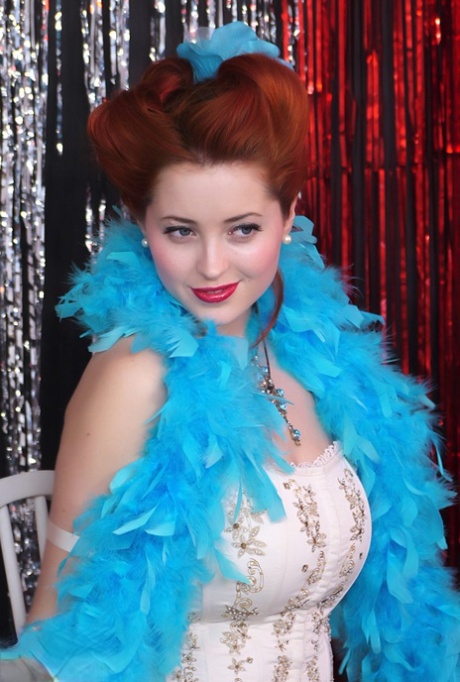 Schitterend pinup model Lucy V stript in burlesque stijl op een glitter podium