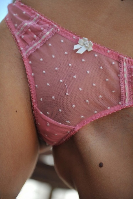 Solo model Lucy Blackburn trekt doorschijnend ondergoed uit om naakt te worden