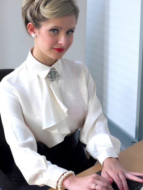 Sexig blond sekreterare Elle Richie klär av sig till strumpbyxor i vintage pinup-porr