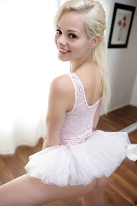Hete blonde magere tiener Elsa Jean in ballet uniform spreidt kutje close up