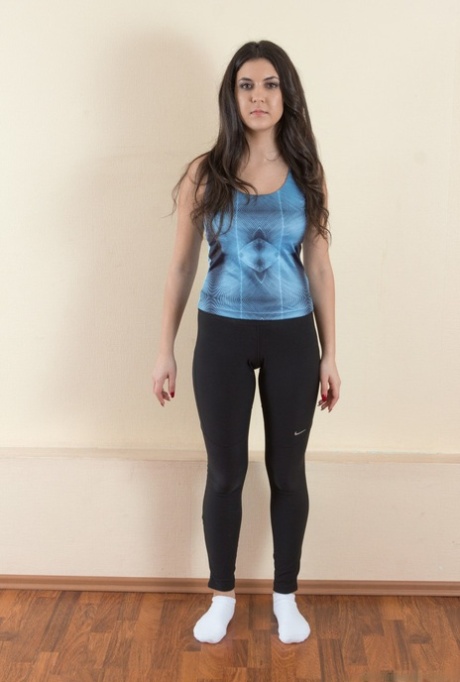 La teenager esordiente Pavla si libera dei pantaloni da yoga per mostrare il suo cespuglio peloso