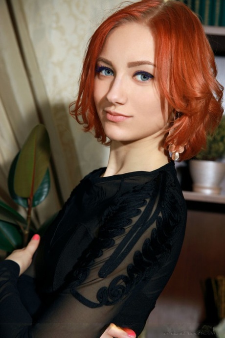 Smala rödhåriga Anastasia Azul visar små tonårstuttar för glam-foton