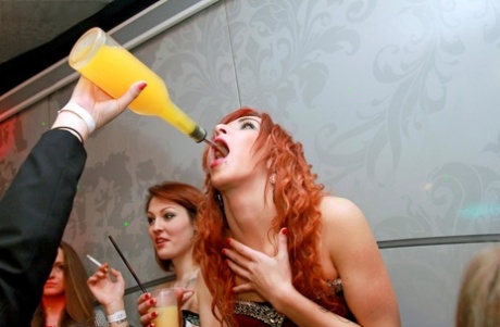 Slutty venner drikker seg fulle på klubben og suger kuk i heit CFNM-festaction