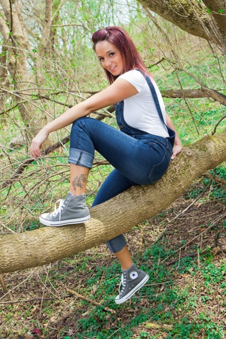Atemberaubende Rothaarige Nikki zieht ihr enges Shirt im Wald aus