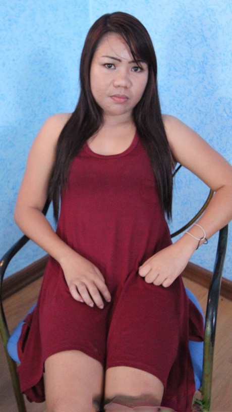 Mollig Filipijns vrouwtje doet haar jurk uit en poseert voor het eerst naakt