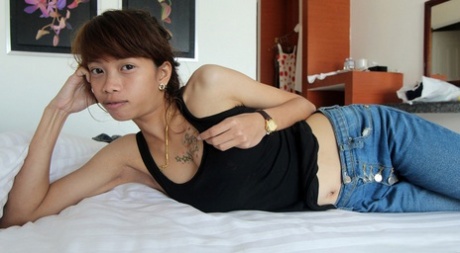 阴唇肥厚的年轻泰国女孩被老外干了