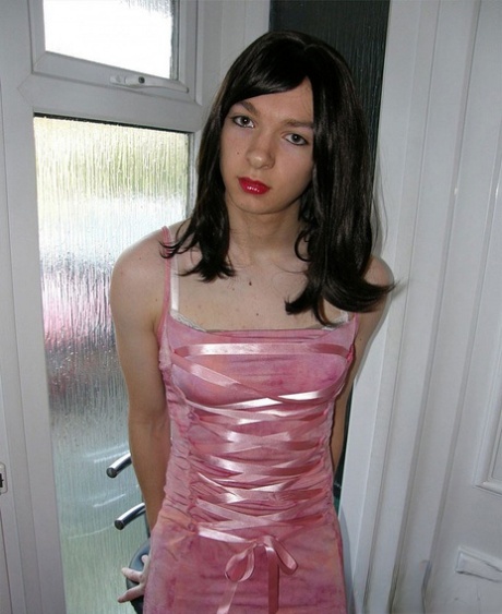 Petite TGirl pronkt met haar slanke lichaam in een roze jurk