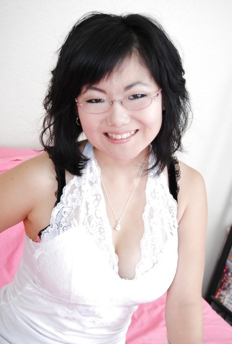 Amateur Asian babe in glasses Chi Yoko with awesome snatch and tits