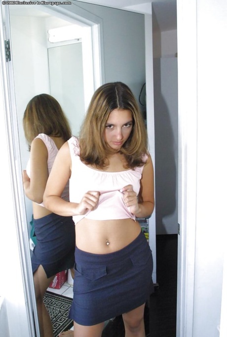 Smerige brunette amateur Buffy die haar natte strakke kutje naakt spreidt